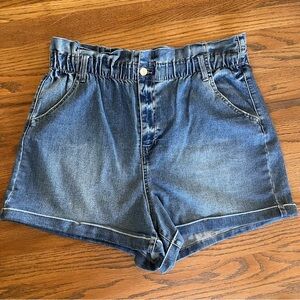 No Boundaries, X/L 15/17, elastic waist shorts.